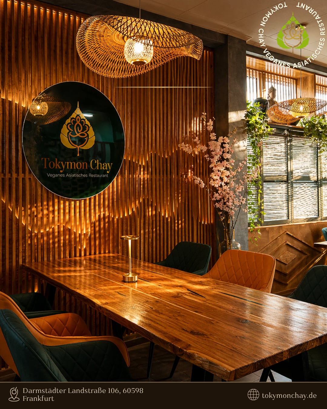 Gedeckter Tisch mit Teekanne, Stäbchen und Blüten bei Tokymon Chay